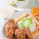 Foto de BANDEJA CON POLLO APANADO Y CALDO