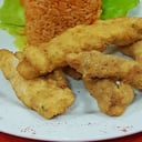 Foto de pollito crujiente con papas fritas