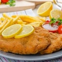 Foto de suprema o milanesa de ternera con fritas o puré