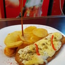 Foto de suprema o milanesa de ternera a la suiza con puré o papas españolas
