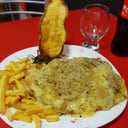 Foto de suprema a la fugazzeta con papas fritas
