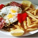 Foto de suprema o milanesa de ternera a la riojana con papas fritas