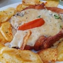 Foto de suprema con salsa roquefort con papas españolas