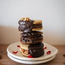 Foto de Alfajor de cacao y corazón de frutos rojos