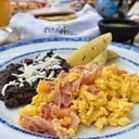 Foto de Huevos estrellados o fritos o revueltos / scrambled eggs or fried eggs or omelette