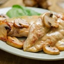 Foto de Pechuga de pollo grille con salsa cremosa de champiñones