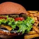 Foto de hamburguesa con papas fritas