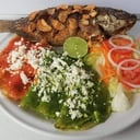 Foto de Mojarra frita al mojo de ajo con enchiladas