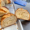 Foto de croissants con mermelada de maracuyá 