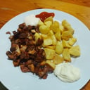 Foto de Pinchos morunos + patatas bravas