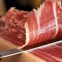 Foto de jamón crudo con palmitos y salsa golf
