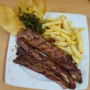 Foto de asado banderita a la parrilla con papas fritas