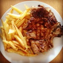 Foto de bife de costilla a la parrilla con guarnición