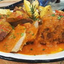 Foto de peceto al horno con salsa portuguesa con papas al horno