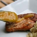 Foto de bondiola de cerdo a la mostaza y miel con papas fritas o puré