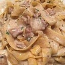 Foto de ñoquis- tallarines o ravioles con salsa parisienne