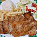 Foto de Chuleta con arroz y papas fritas