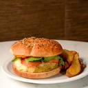 Foto de HAMBURGUESA VEGGIE: Pan de zapallo, medallón de quinoa y espinaca, queso, tomate, lechuga y guacamole. 
