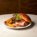 Foto de HAMBURGUESA CLÁSICA: pan de papa, doble medallón de terna, queso, jamón cocido, tomate, huevo y lechuga.