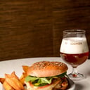 Foto de HAMBURGUESA SIMPLE: pan de papa, doble medallón de ternera, queso y jamón cocido