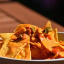 Foto de nachos con queso fundido