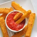 Foto de papas francesas con salsas