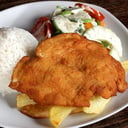 Foto de Milanesa, papas fritas, arroz y ensalada