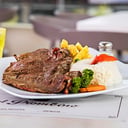 Foto de Bistec, papas fritas, arroz y ensalada cocida