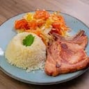 Foto de Chuleta, papas fritas, arroz y ensalada cocida