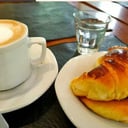 Foto de Café con leche y 2 medialunas- Promo