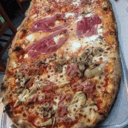 Foto de Medio metro de pizza rellena a elegir  Half a meter of stuffed pizza to choose
