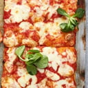 Foto de 2 Trozos de pizza margherita 1 refresco a elegir y 1 Café a elegir 