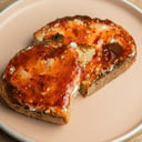 Foto de Sourdough con mermelada de la casa.