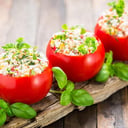 Foto de tomate relleno con verduras