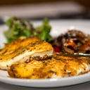 Foto de Provoleta de queso de cabra con verduras salteadas