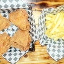 Foto de combo 2 personas (4 presas de pollo + papa mediana+salsas )