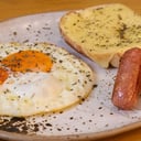 Foto de HUEVOS FRITOS CON PAN Y QUESO + 2 SALCHiCHA 