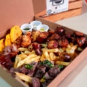 Foto de Picada de chorizos pollo costilla y carne acompañados de salsa arepa y papas a la francesa 