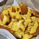 Foto de Nuggets Individual con Papas y Cheddar