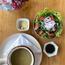 Foto de Crema de Cebolla con Ensalada de la Casa