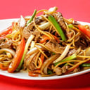 Foto de tallarín salteados de carne.....$ 7.500