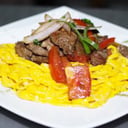 Foto de tallarín a la huancaína con lomo saltado...$ 8.500