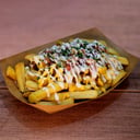 Foto de Papas fritas supremas (carne, ciboulette, tomate y salsa de queso cheddar) 