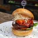 Foto de HAMBURGUESA CON SALSA DE BOCADILLO