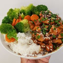 Foto de Arroz gohan con pollo teriyaki y vegetales salteados