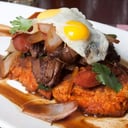 Foto de tacú tacú lomo saltado a lo pobre.$ 9.500