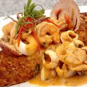 Foto de tacú tacú oriental en salsa de mariscos.$ 9.500  