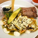 Foto de Costilla con chilaquiles o enchiladas (3pz)