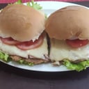 Foto de Milanesa Completa en 2 Panes Con Papas Fritas