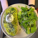Foto de Avotoast con huevo mollet y ensaladita de rúcula